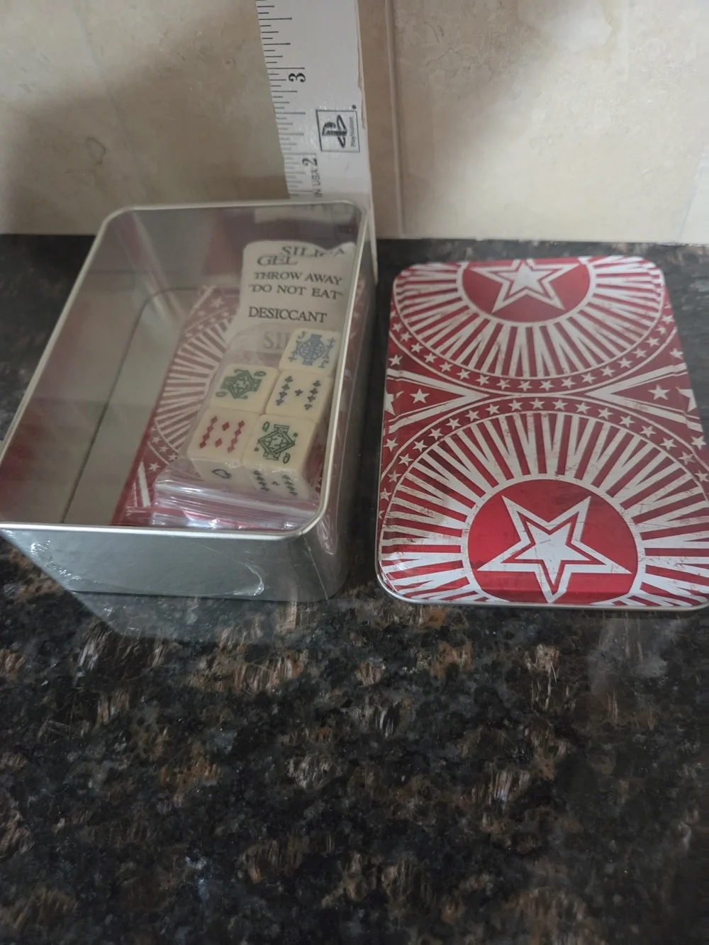 Red Star Pattern Playing Dice Tin